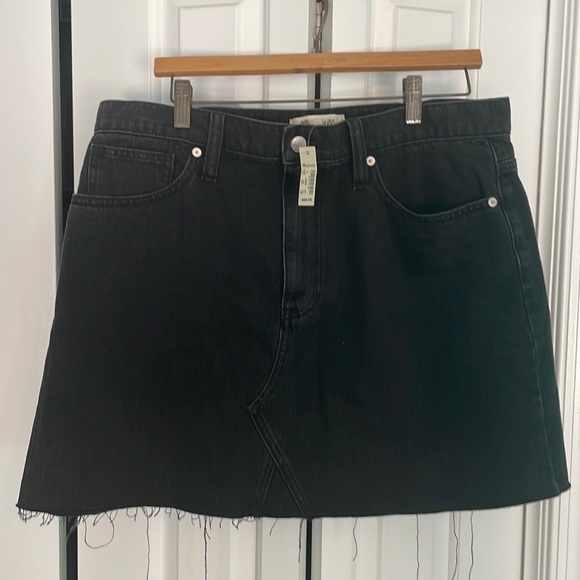 Madewell black denim skirt (never worn and has its original tags) 🖤 - Picture 1 of 3